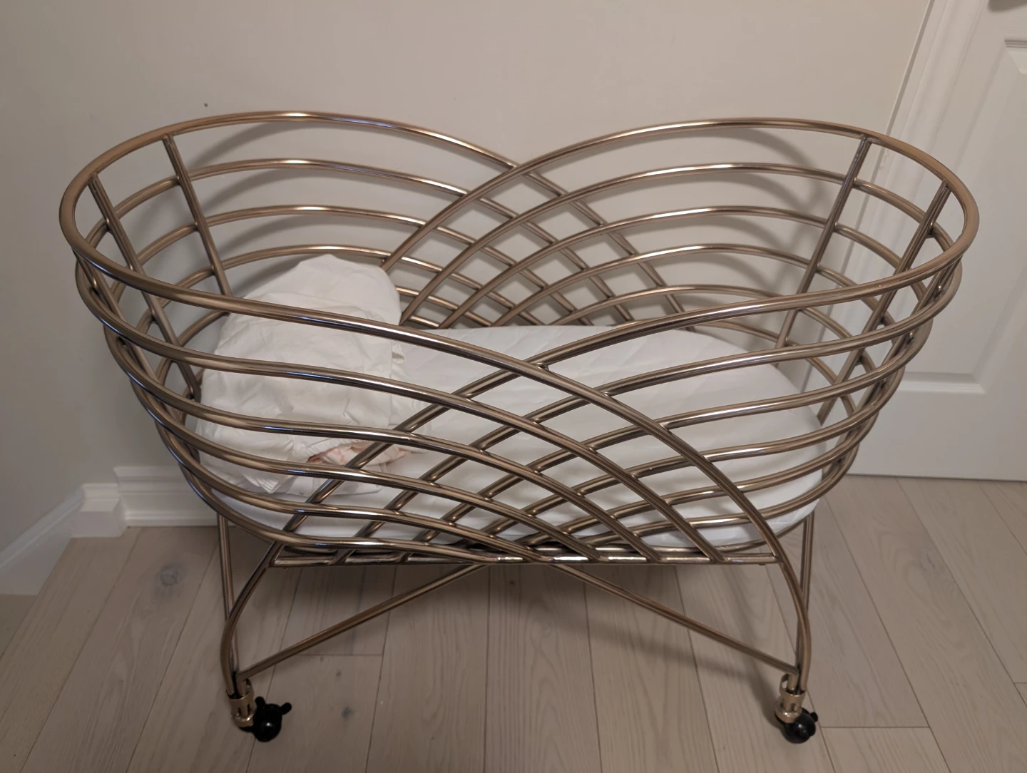 Million Dollar Baby Aura Metal Bassinet