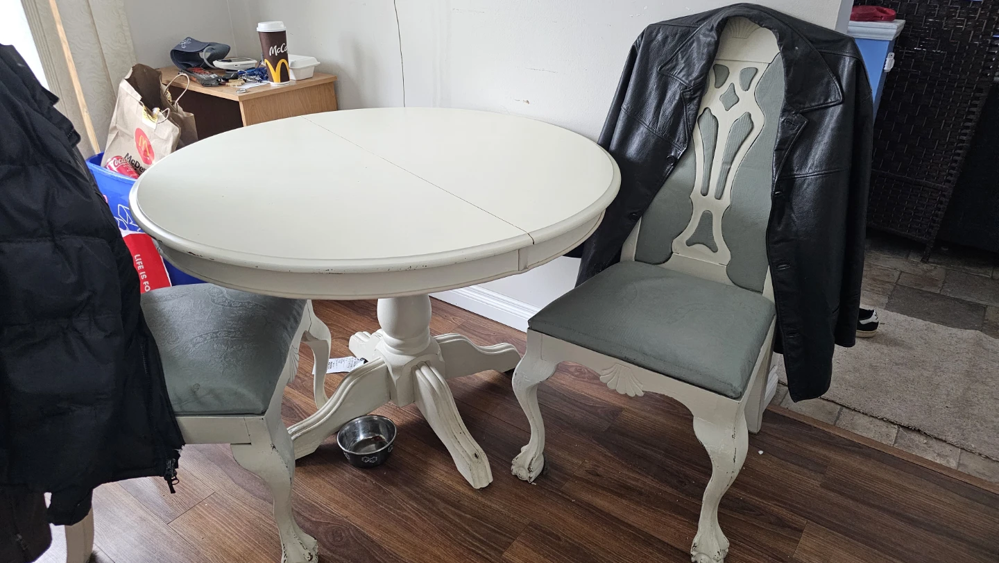 White Round Pedestal Dining Table
