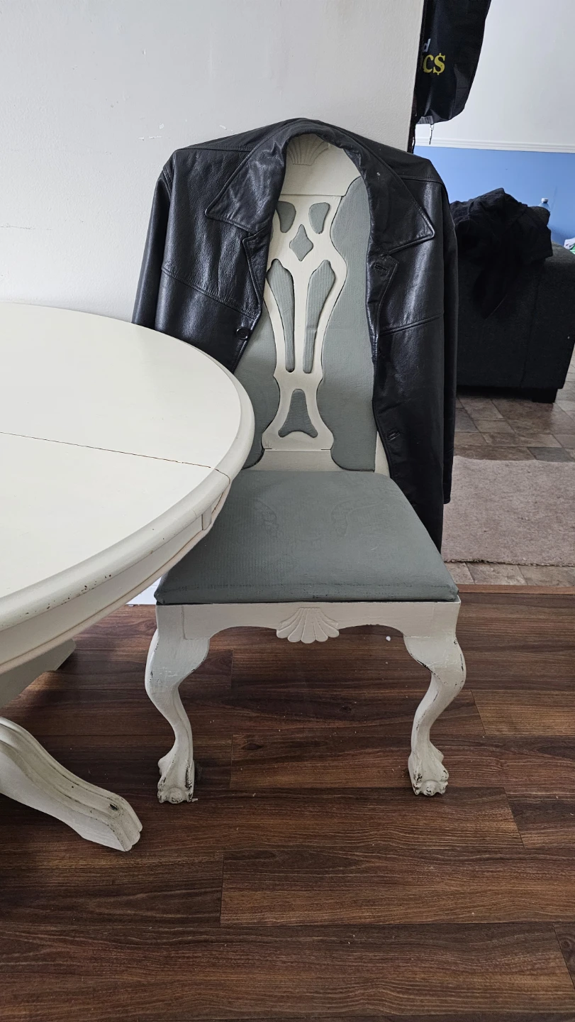 White Round Pedestal Dining Table - photo 3