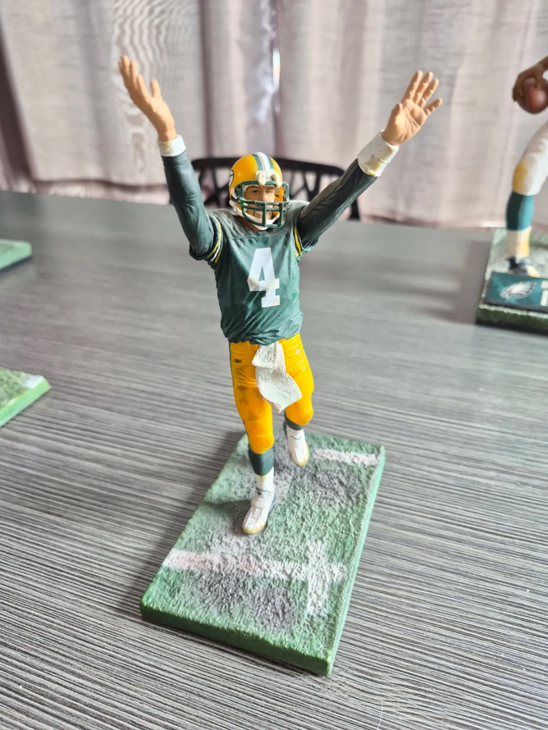NFL Action Figures ( Manning, McNabb, Favre, Williams and Moss) - photo 2