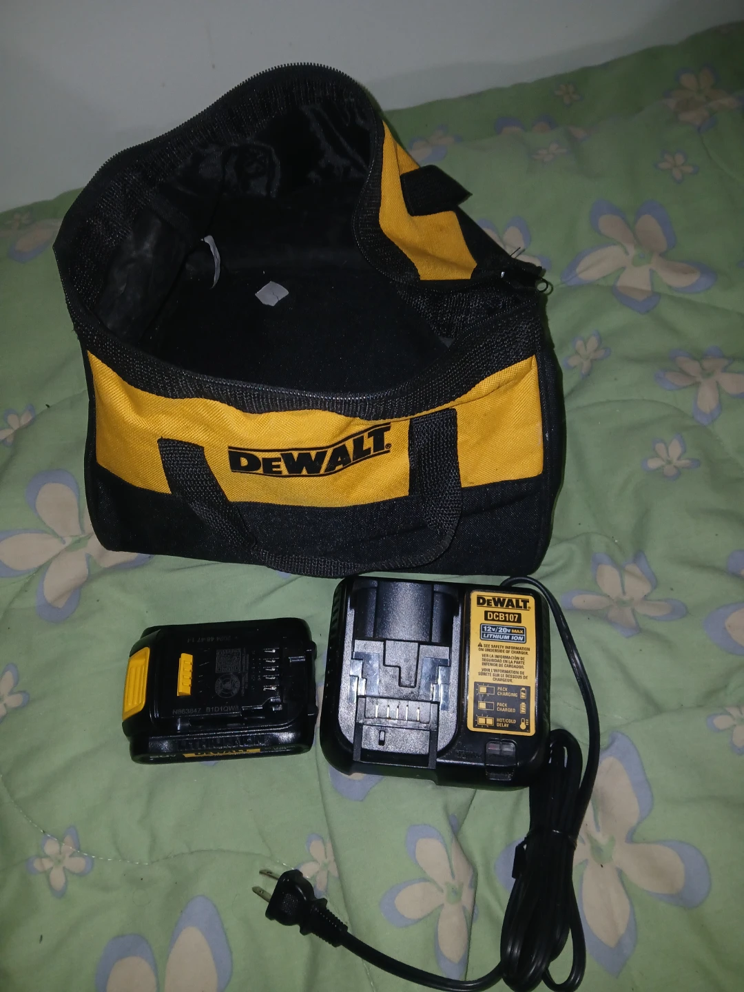 20 volt batery charger andbag