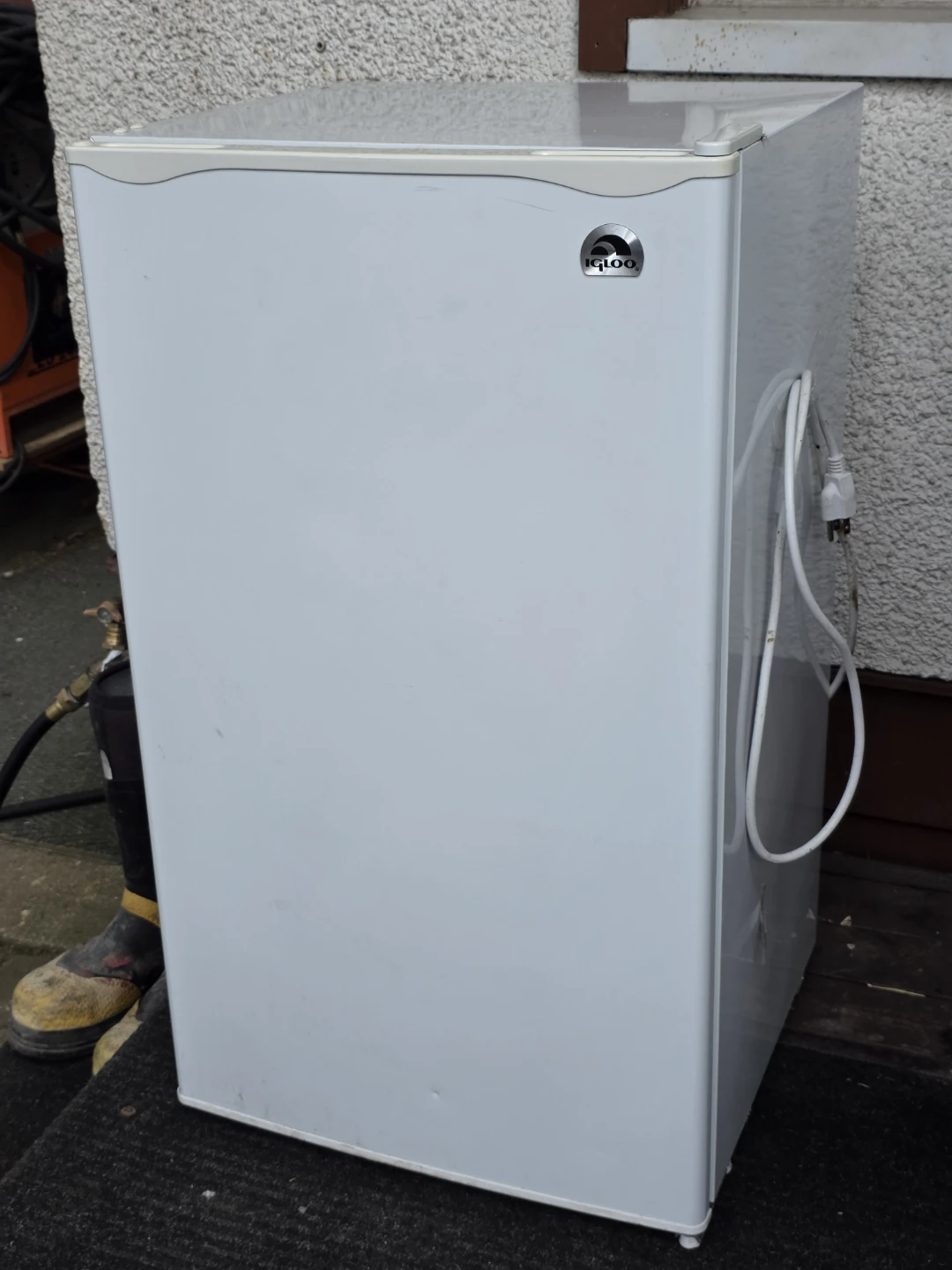 Igloo White Compact Refrigerator - photo 2