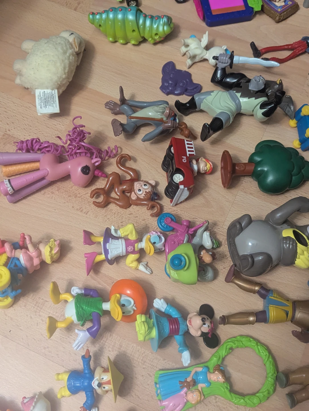 MAKE AN OFFER: LOT OF TOY FIGURES - photo 5