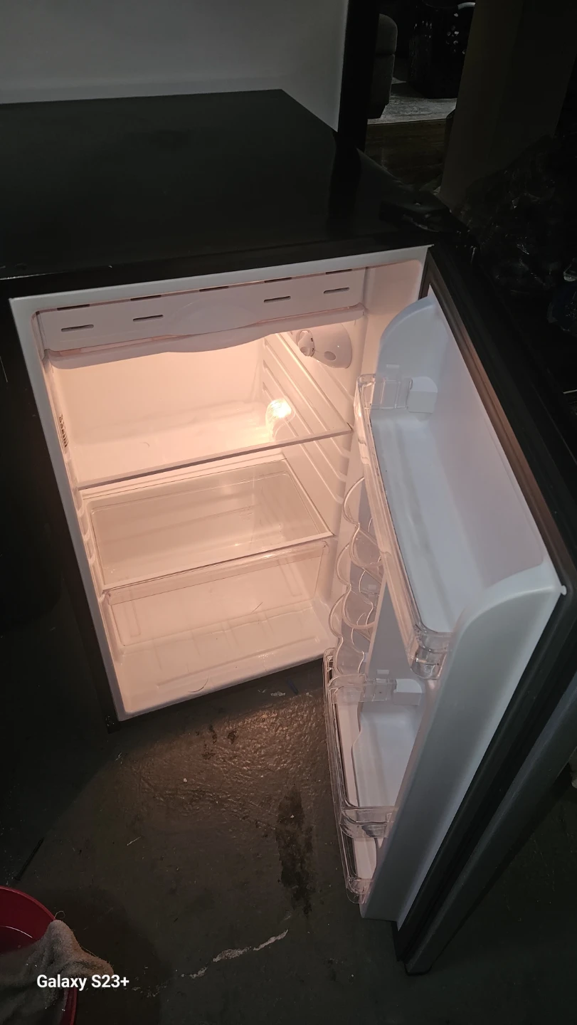 Magic Chef Mini Refrigerator - photo 3