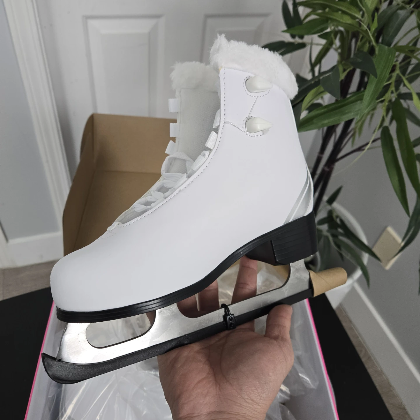 New kids figure skates size 3