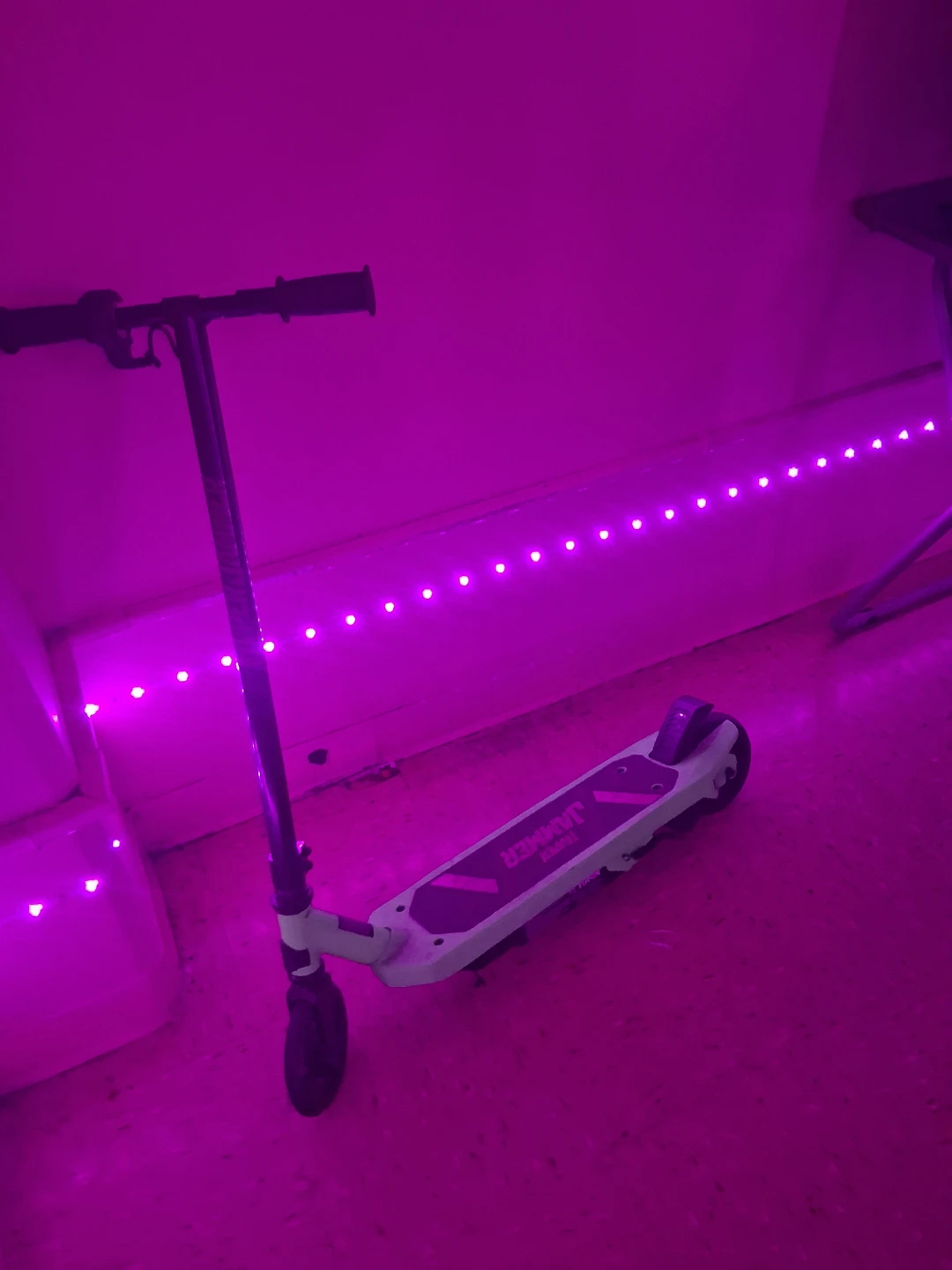 SUPER JAMMER Kick Scooter, 10 mph peak