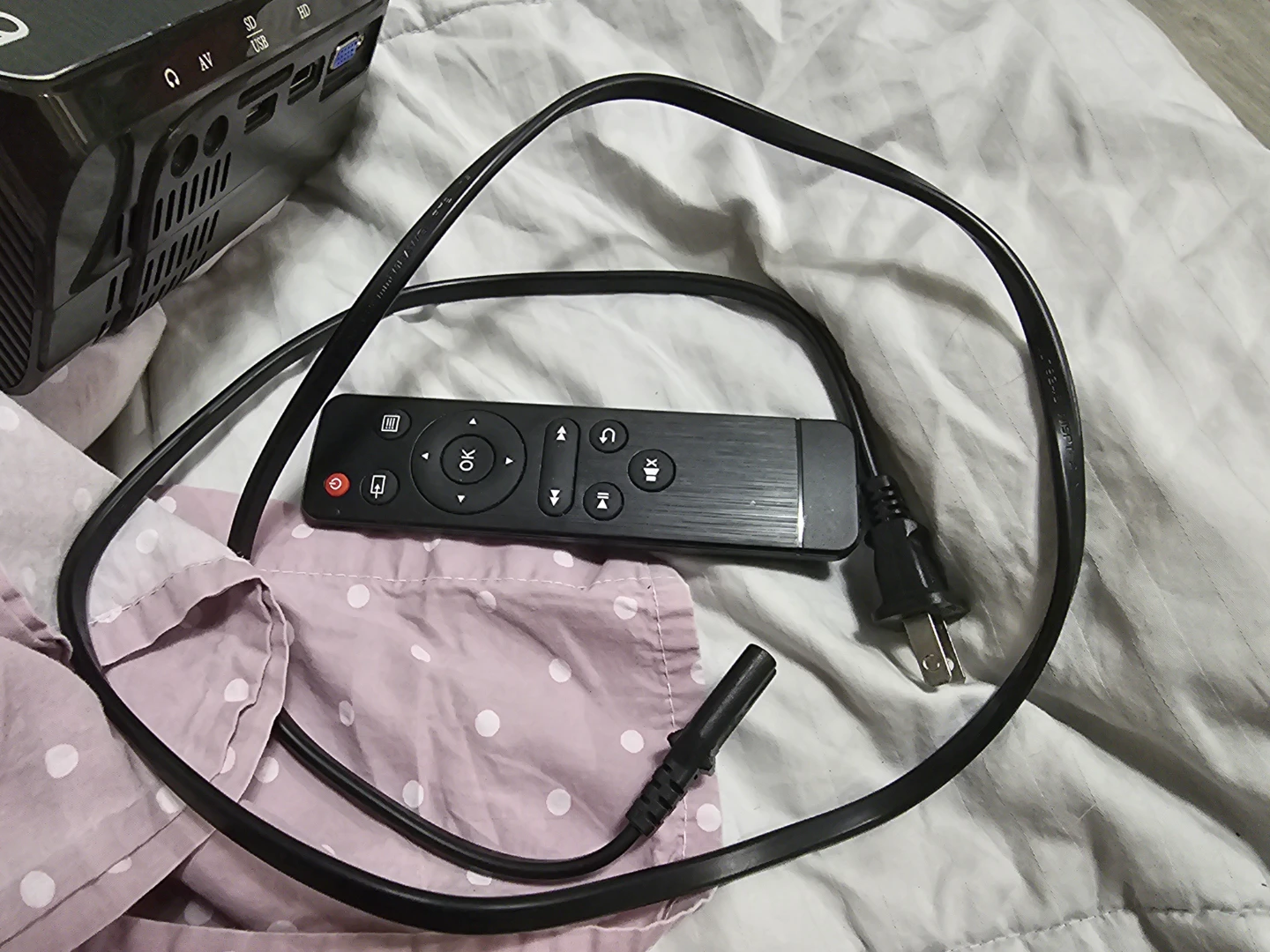 Like new Projector + Remote + Cables - photo 3