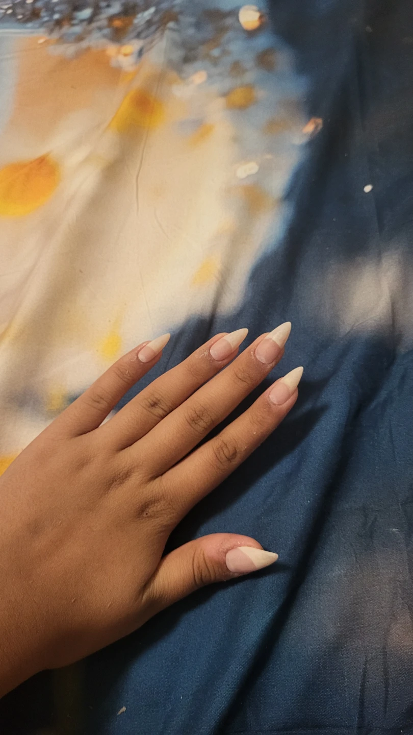 Almond shape artificial nails