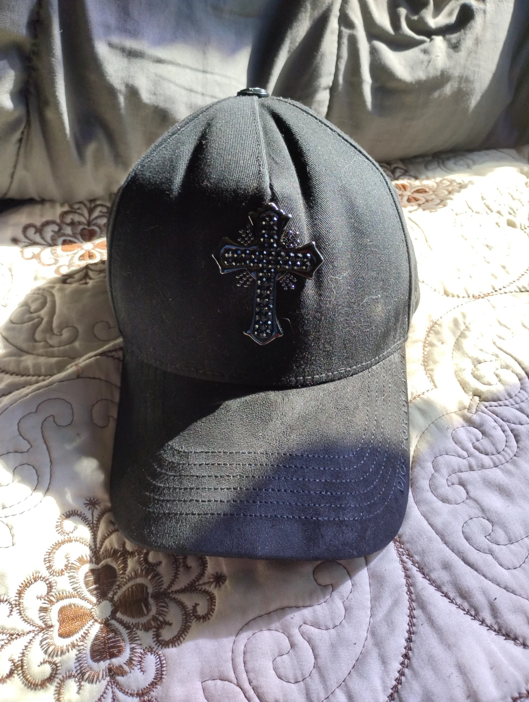 Black baseball cap with rhinestone cross