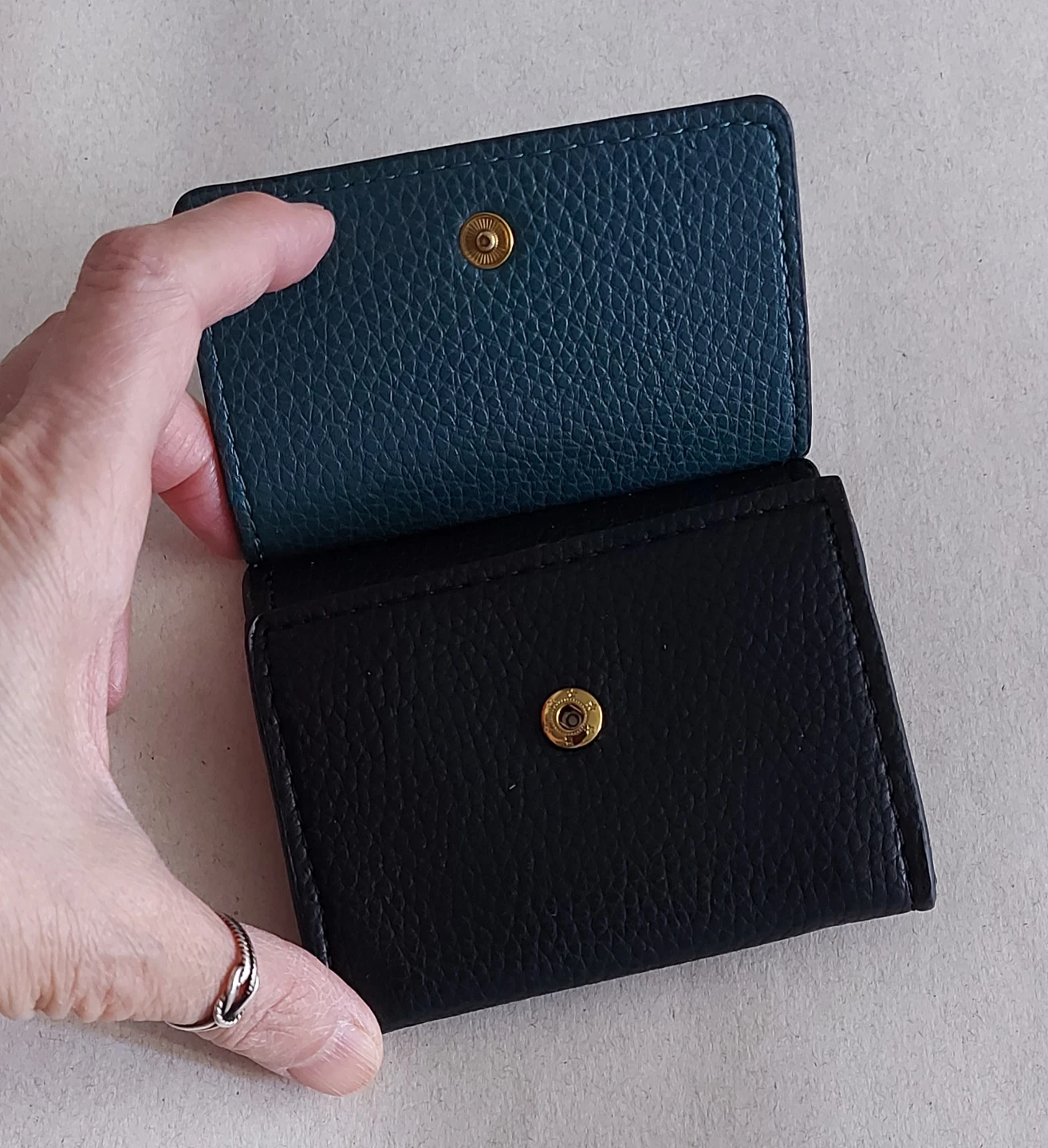🆕 Love & Lore Black & Green Textured Leather Card Holder - photo 3