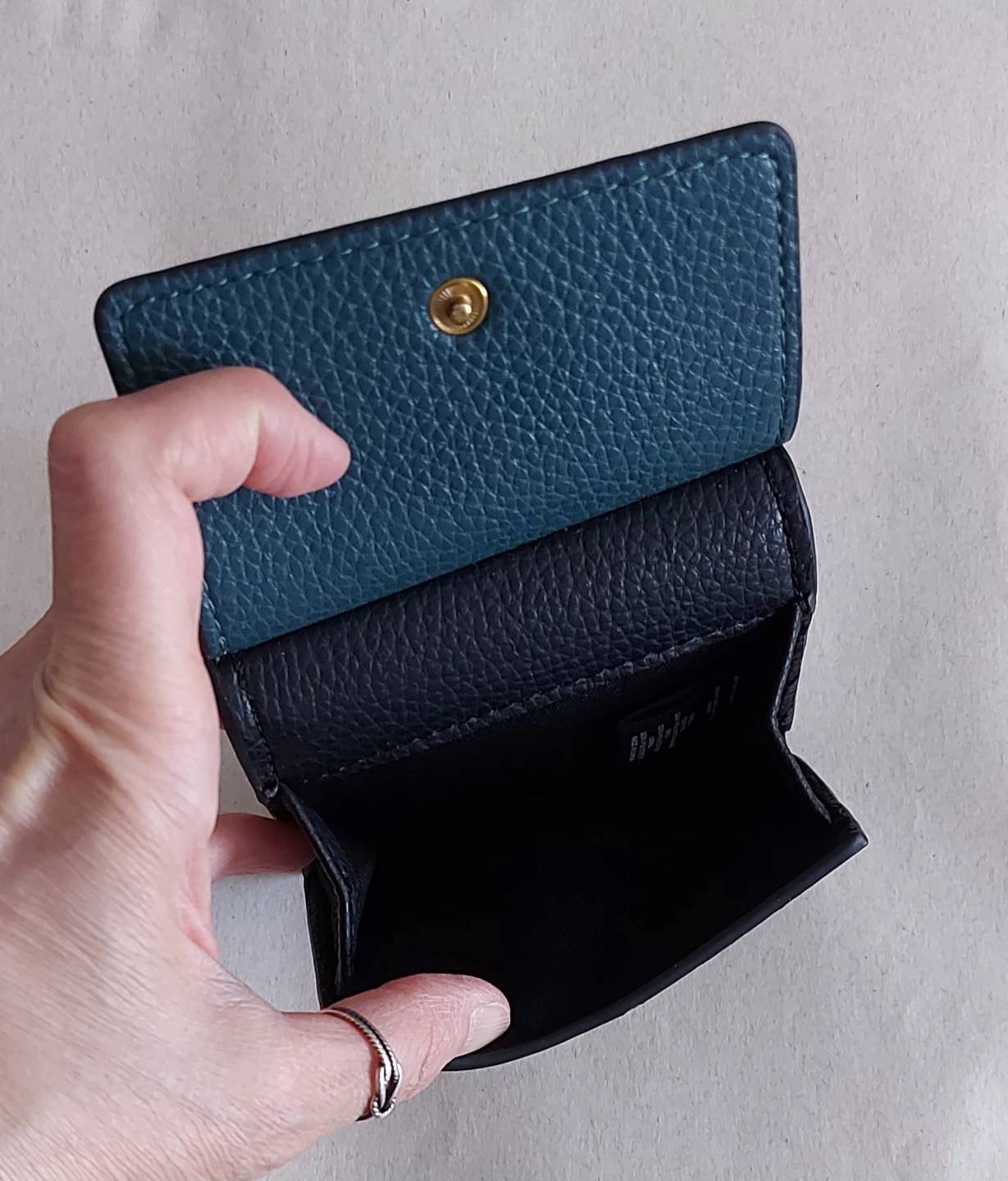 🆕 Love & Lore Black & Green Textured Leather Card Holder - photo 4