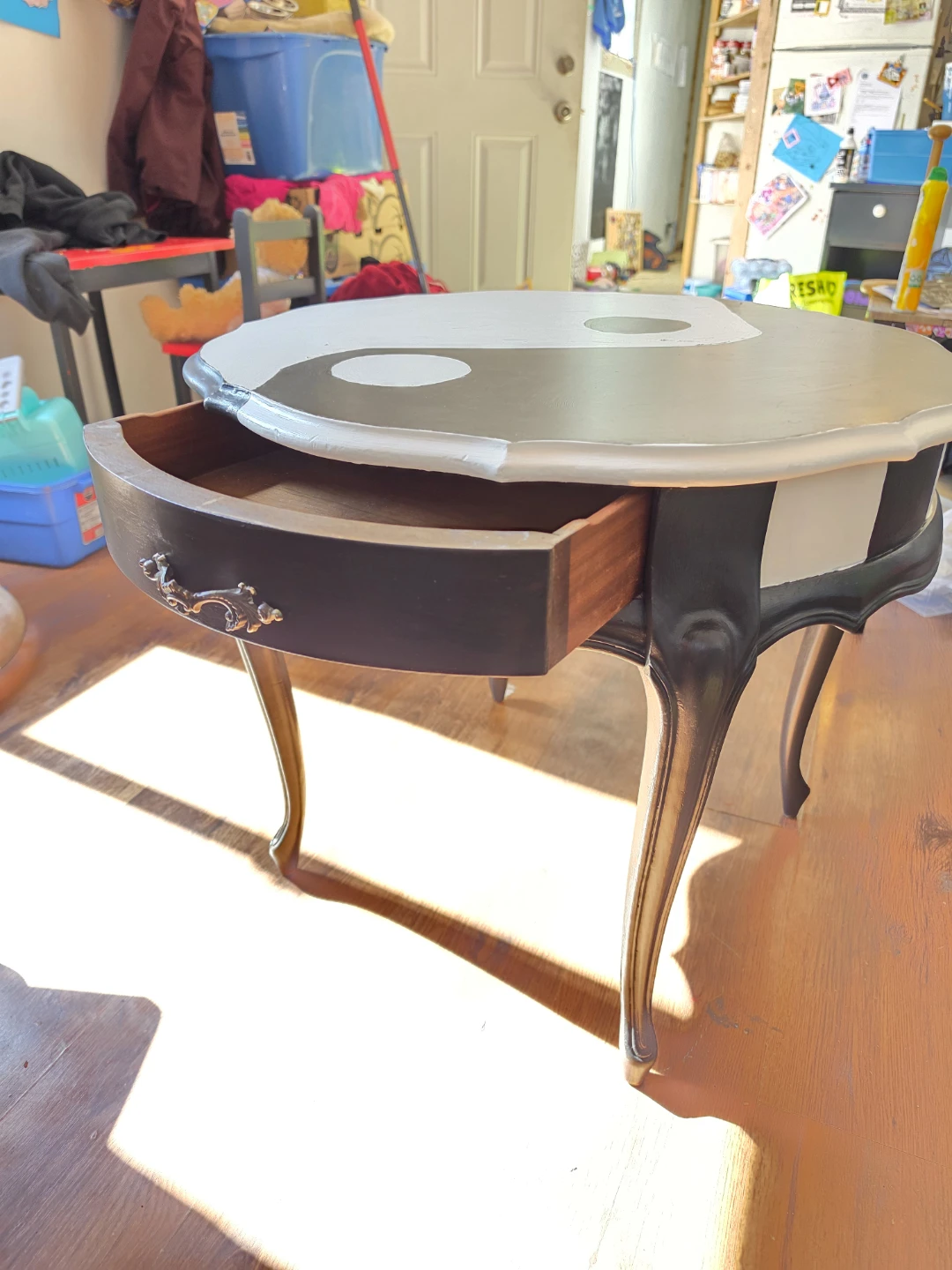HAND PAINTED Yin Yang side table - photo 3