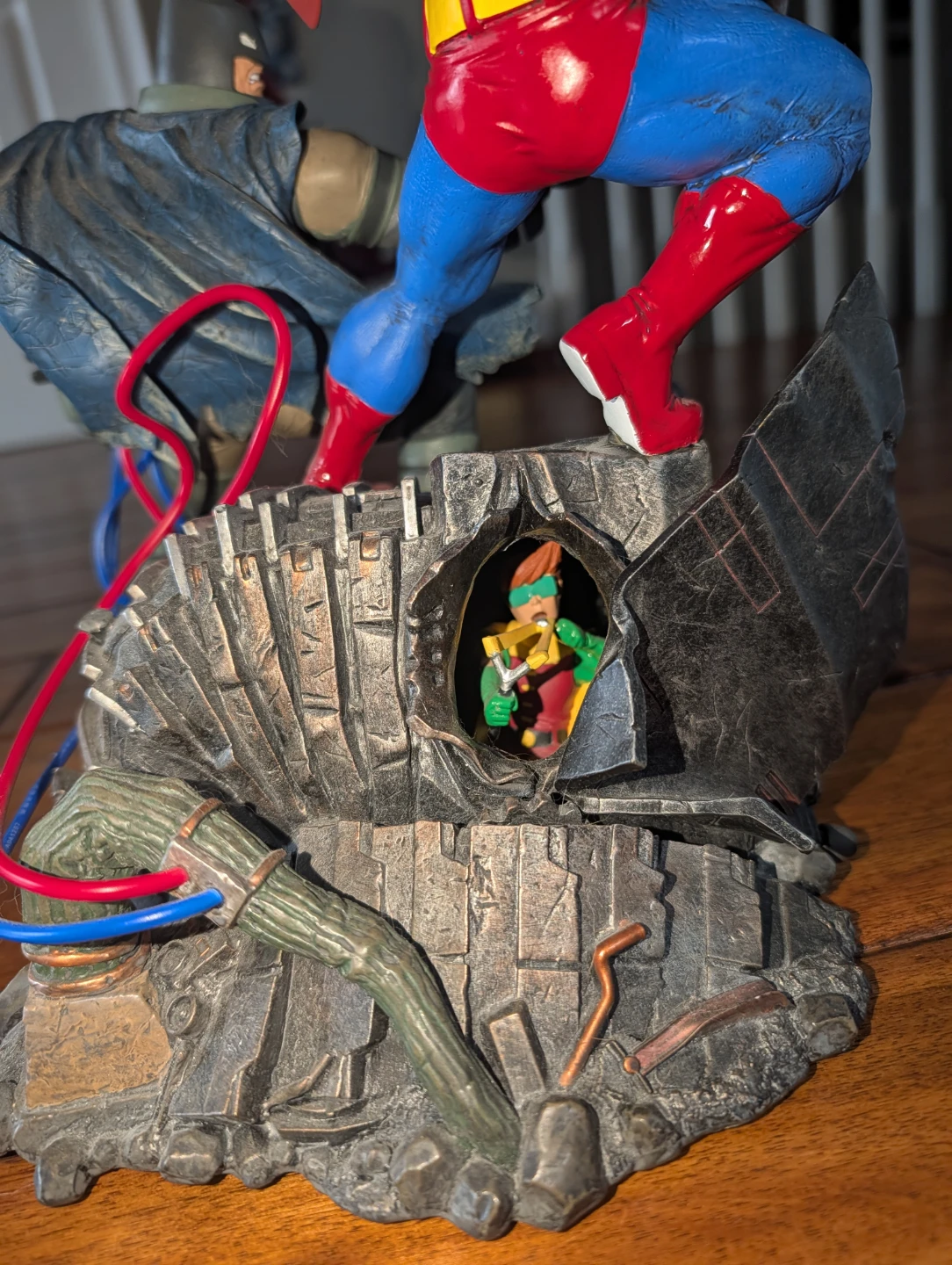 Superman vs. Batman Statue - photo 3
