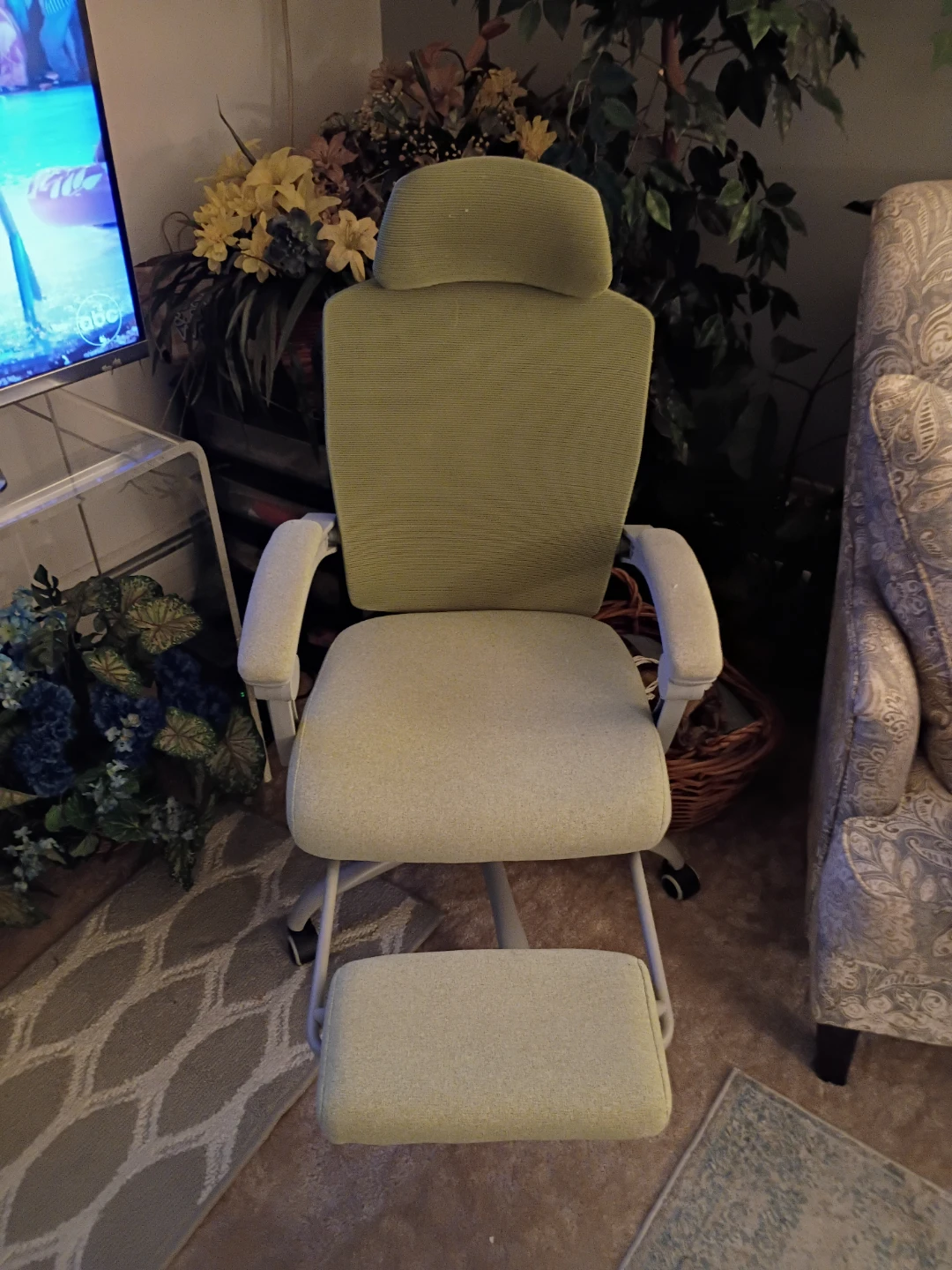 Lime green chair, headrest and footstool, and adjustable height. - photo 2