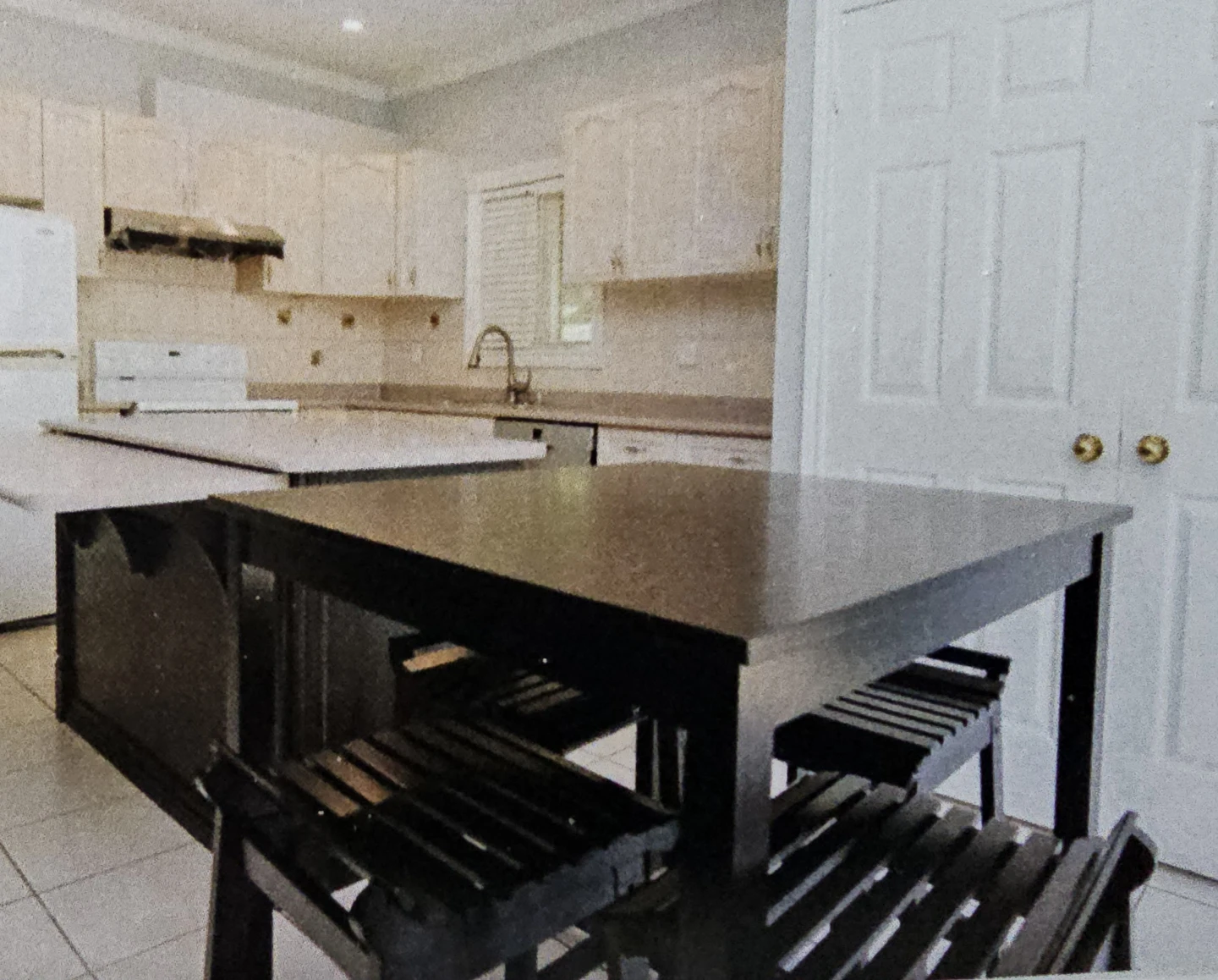 Like-New Dining Set – Table + 4 Stools – Move-out Sale! - photo 2