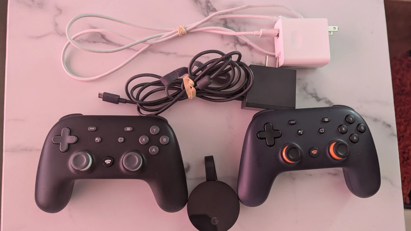 2 Stadia Controllers + Chromecast