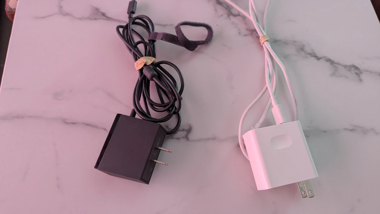 2 Stadia Controllers + Chromecast - photo 5
