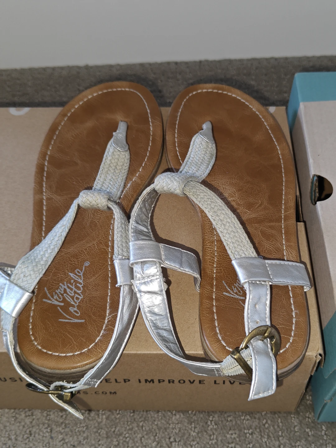 Women Casual Flat Summer Buckle Strap Thong Sandals - Size 7.5 - photo 4