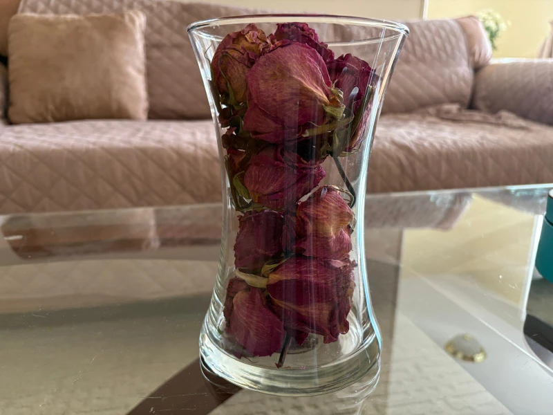 Glass vase with dried rose petals - photo 3