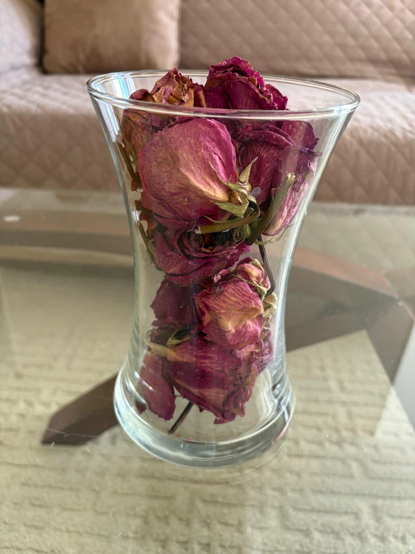 Glass vase with dried rose petals - photo 4