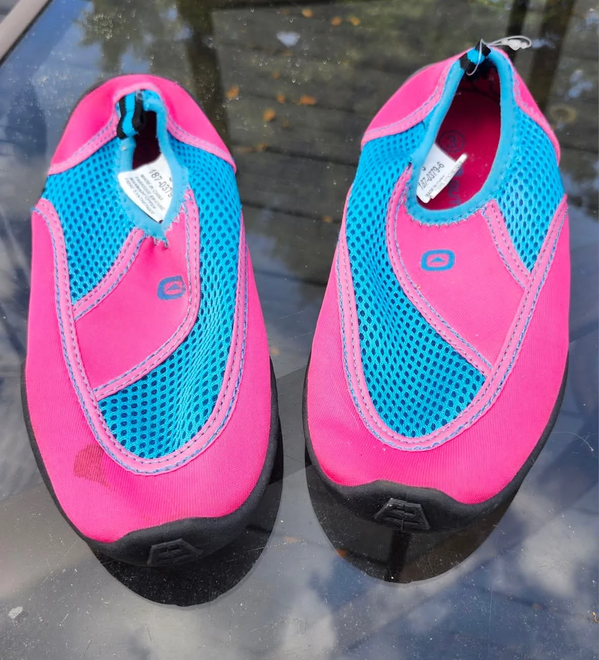 Youth size 3 water shoes. Pick up in Kitchener, $5 per pair - photo 2
