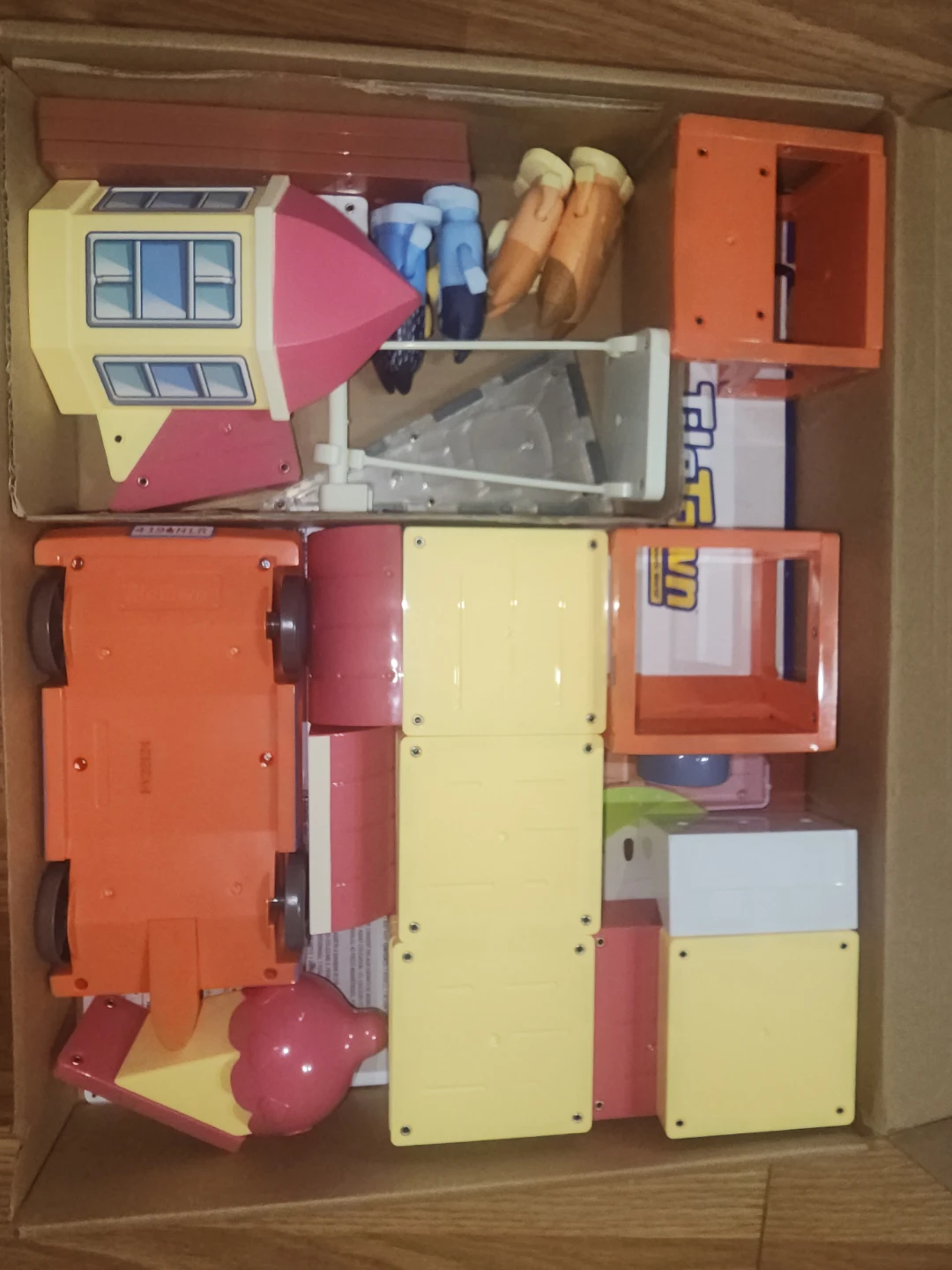 Bluey TileTown Billy’s House Magnetic Tile Set with Vehicle - photo 2