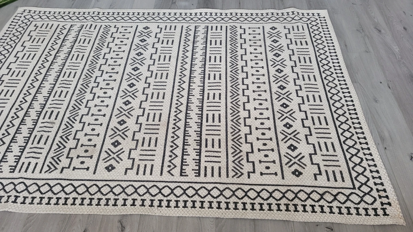 Area Rug with Geometric Pattern - photo 3