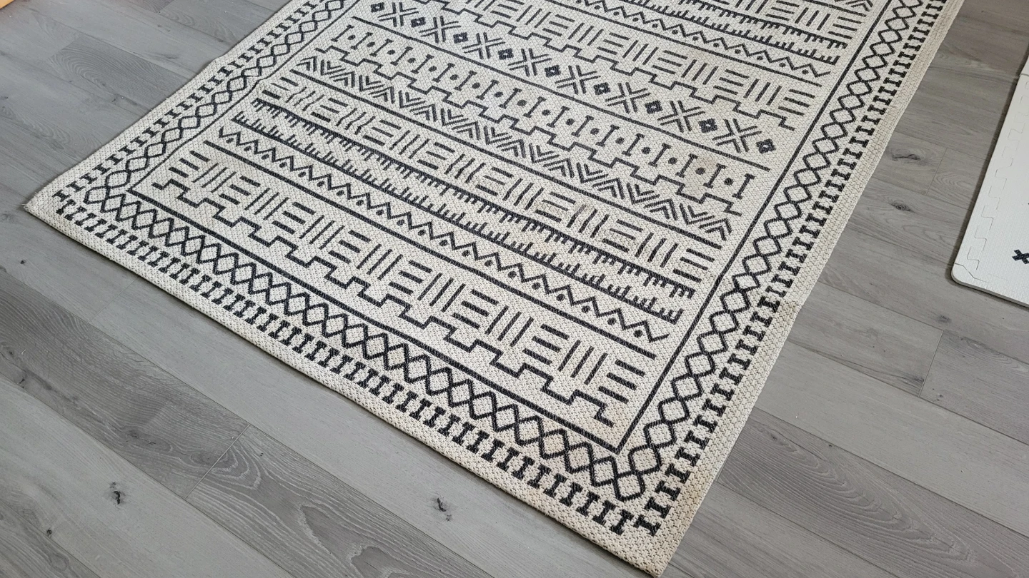 Area Rug with Geometric Pattern - photo 4