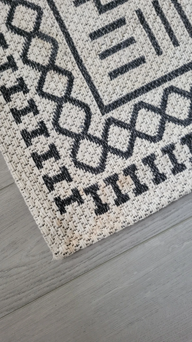 Area Rug with Geometric Pattern - photo 5