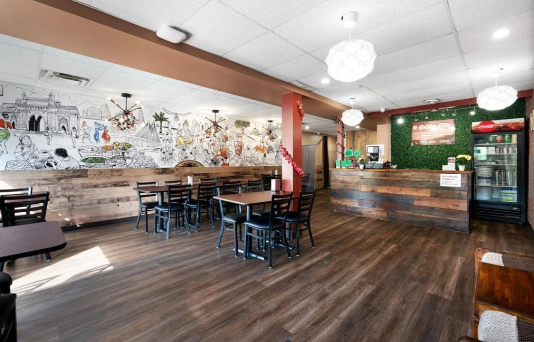 Restaurant Seating Area - photo 2