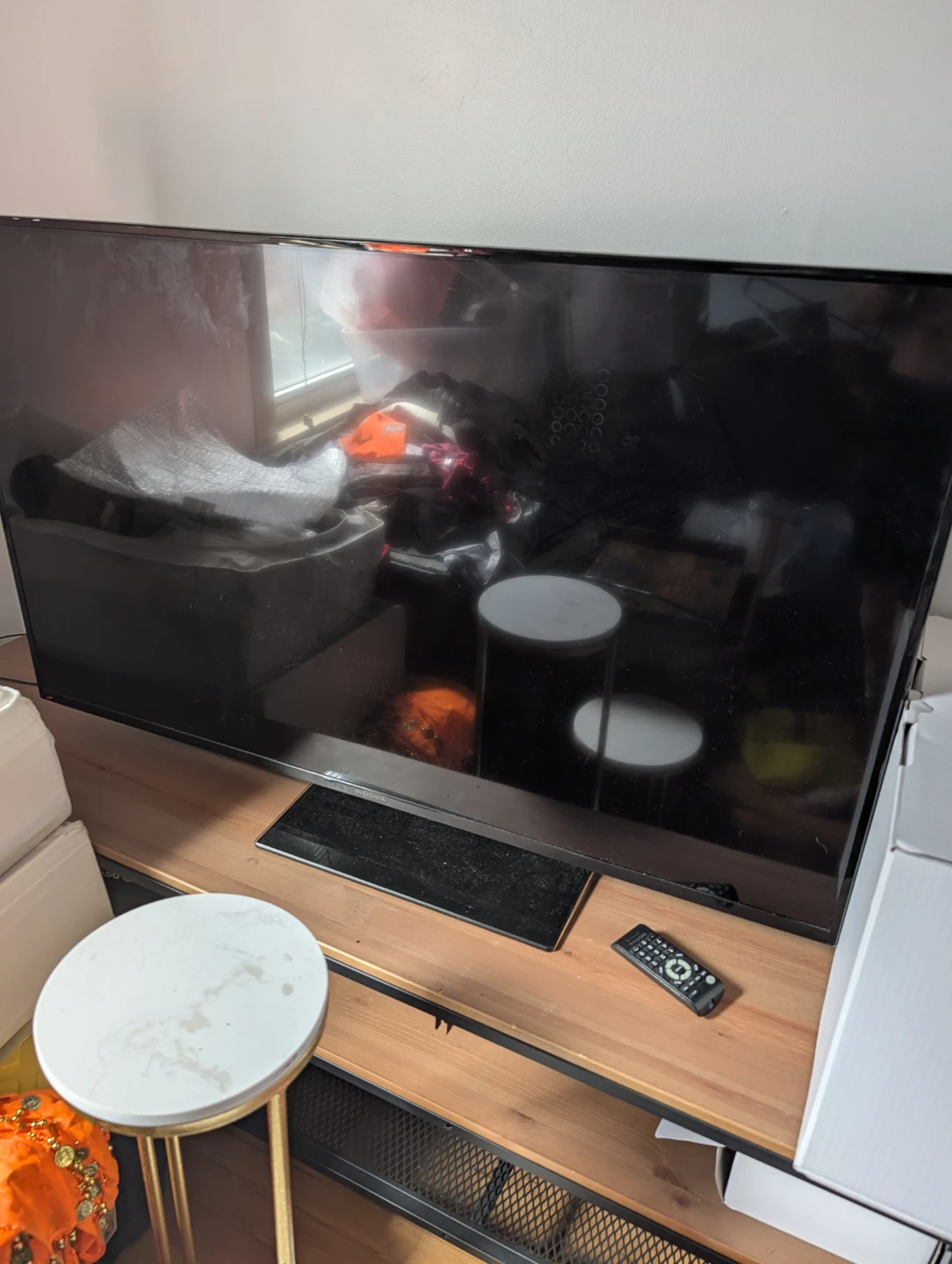 Insignia 40-inch 1080p HD TV - photo 2