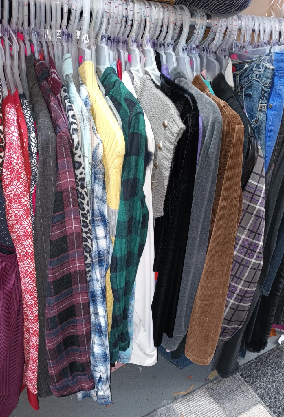 Huge Assorted Women's xs/sm & Girls 16 Clothing Lot - photo 3