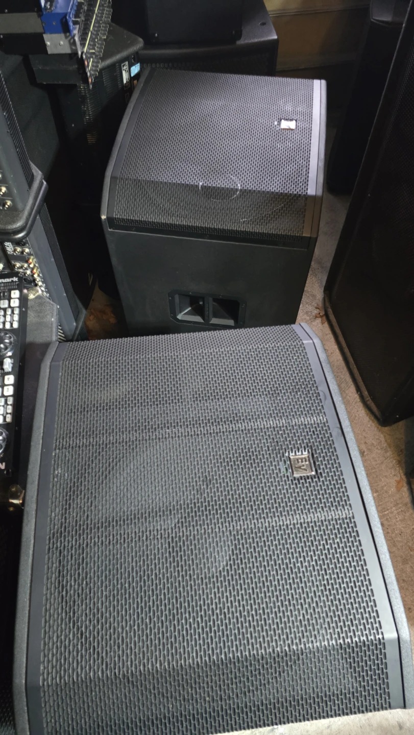 Pair of QSC POWERED SUBWOOFERS ETX18SP.. Excellent condition - photo 2