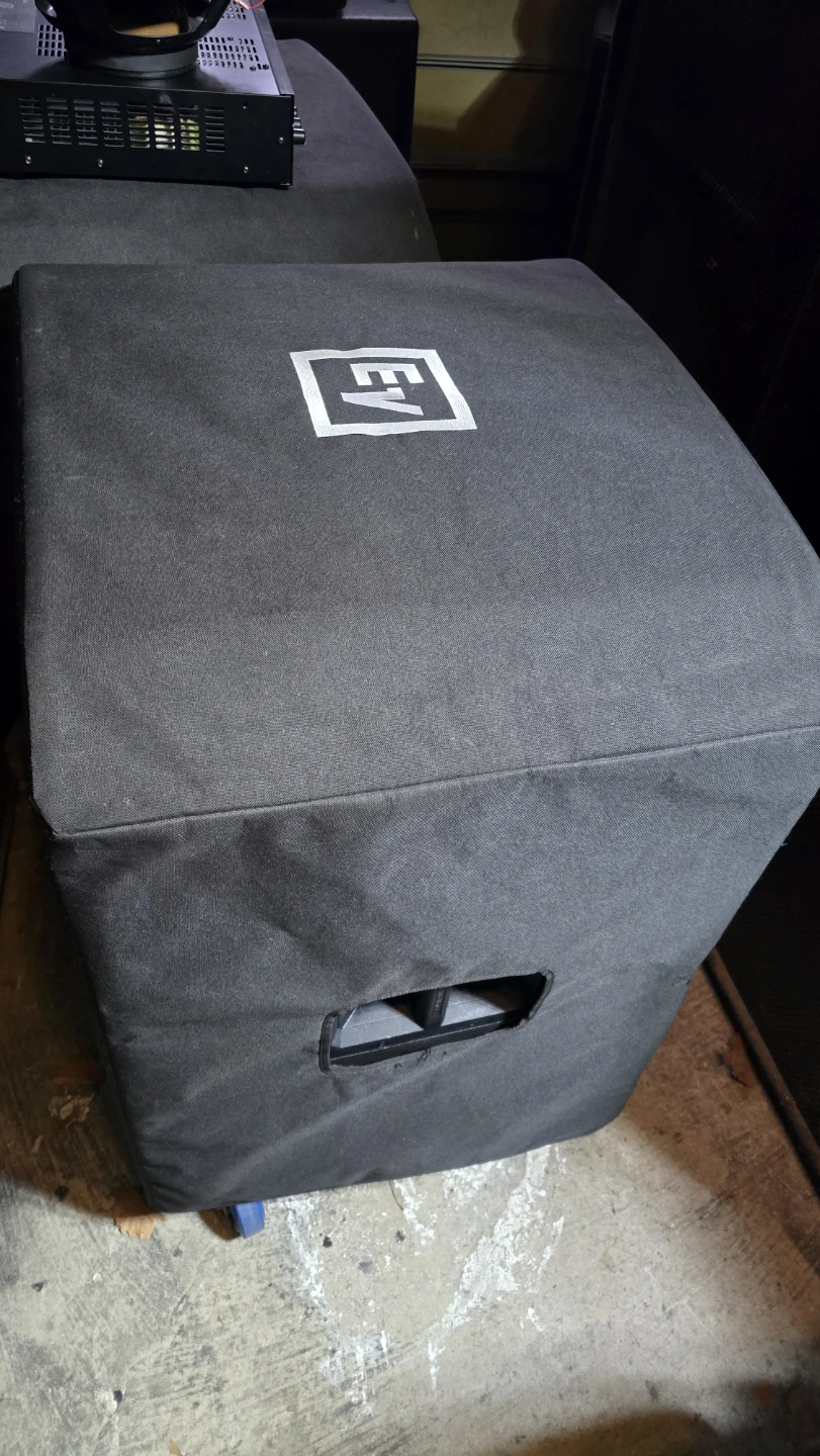 Pair of QSC POWERED SUBWOOFERS ETX18SP.. Excellent condition - photo 3