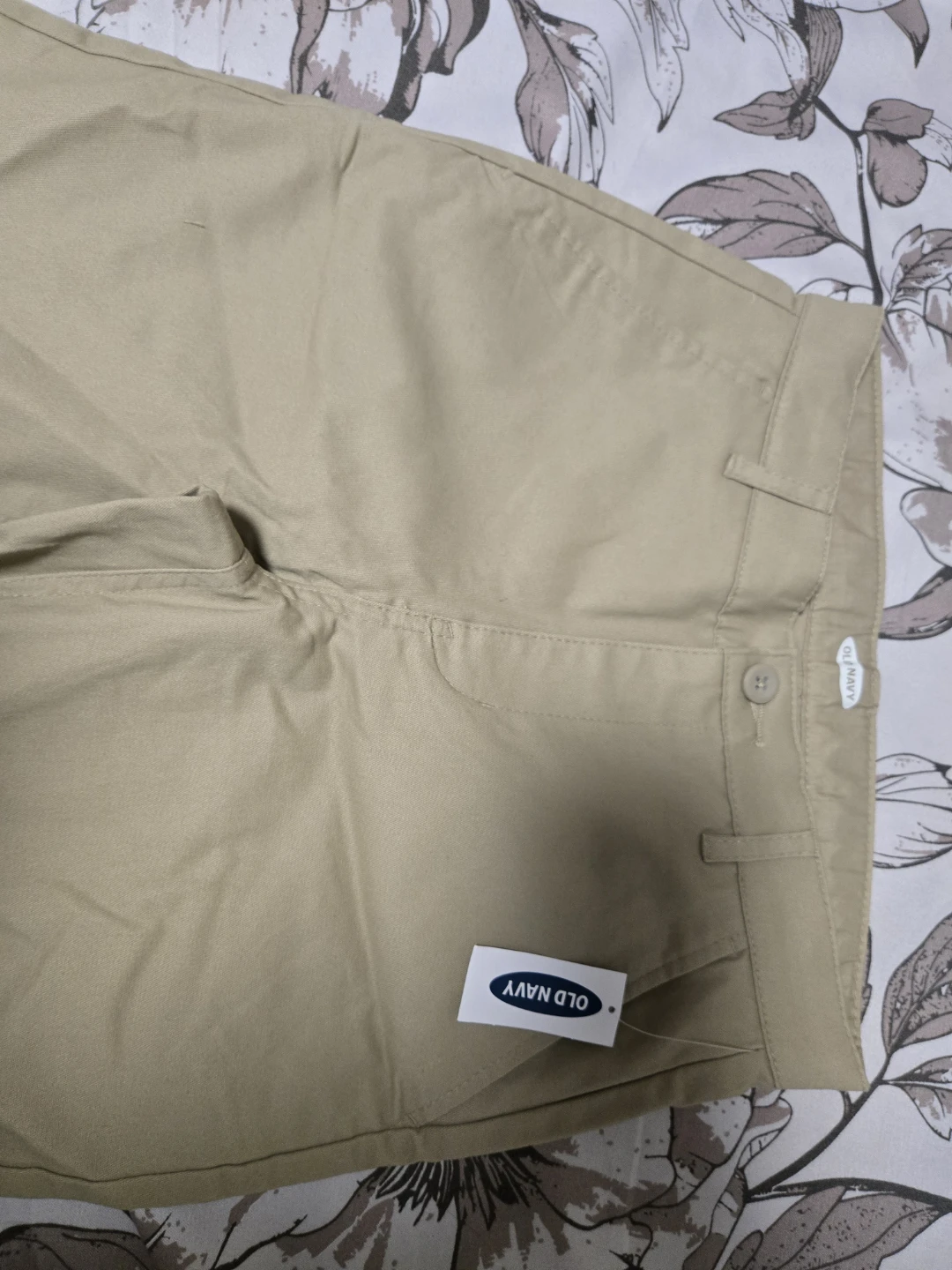 Old Navy Khaki Shorts. Size 12 boys - photo 2