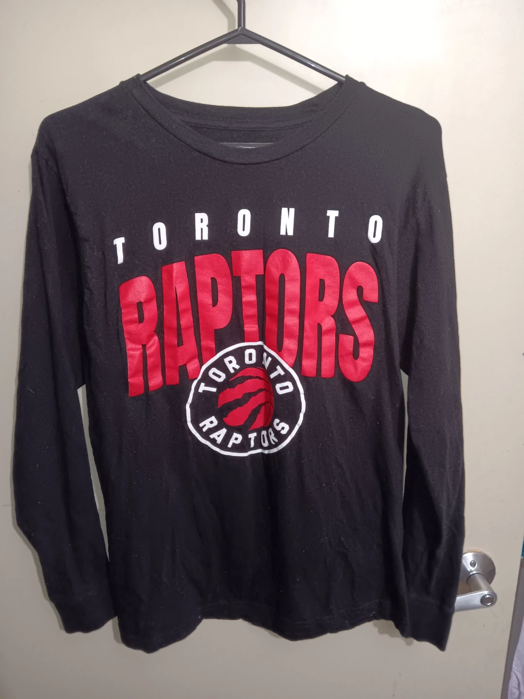 Toronto Raptors Long Sleeve T-Shirt (Med)!