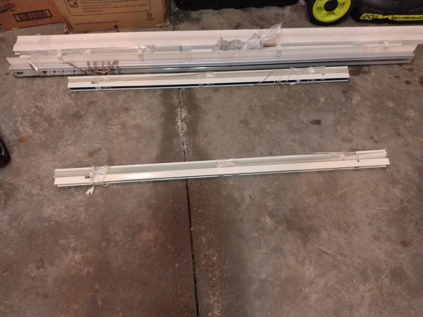 Set of 3 Vertical White Window Blinds - photo 2
