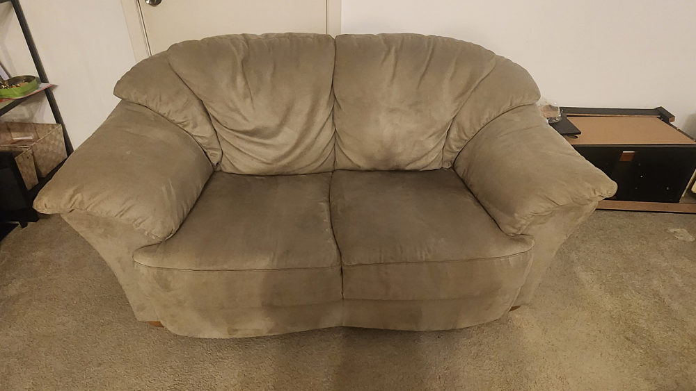 Comfortable loveseat / couch - Delivery available