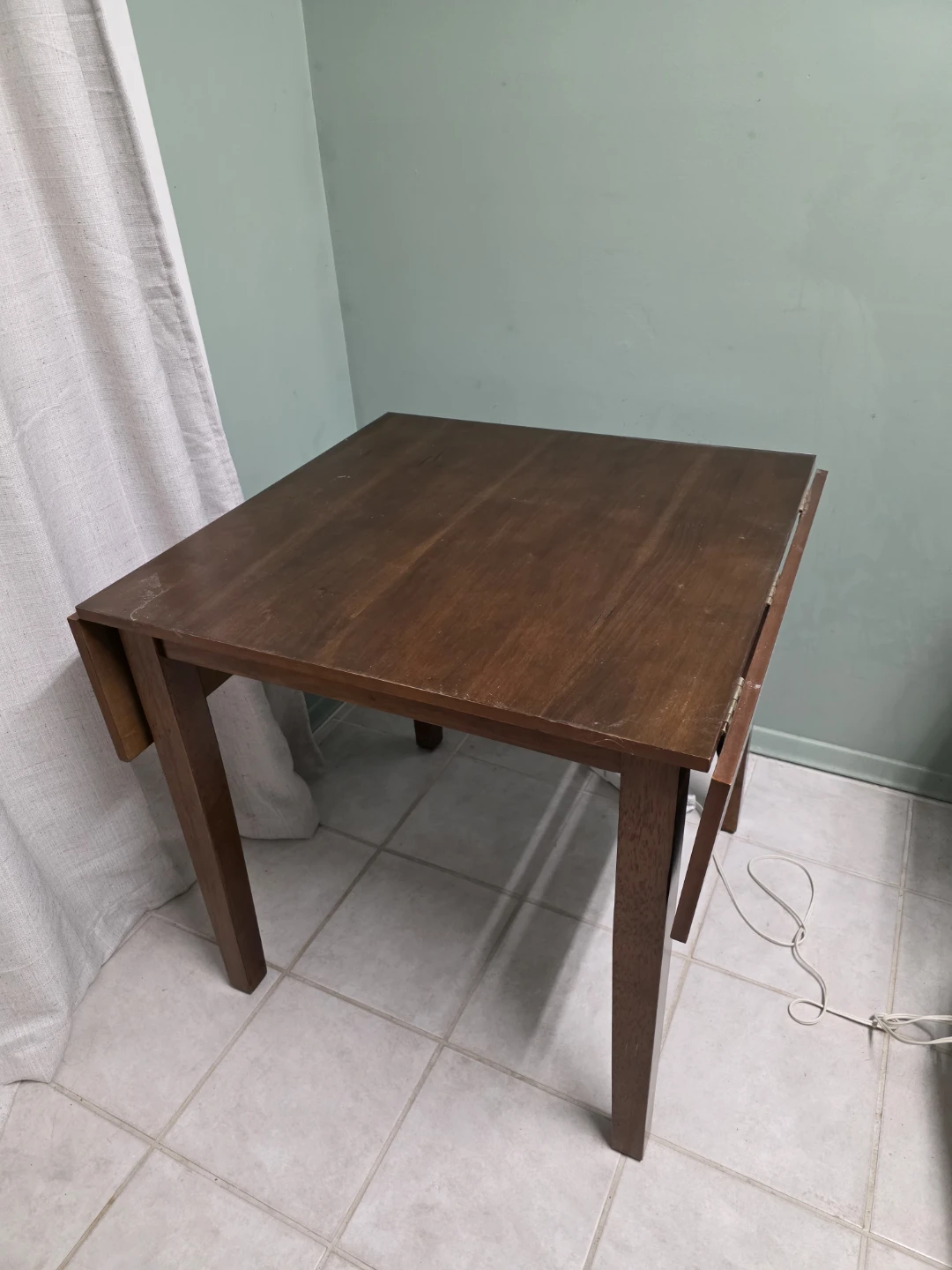 Drop-leaf dining table