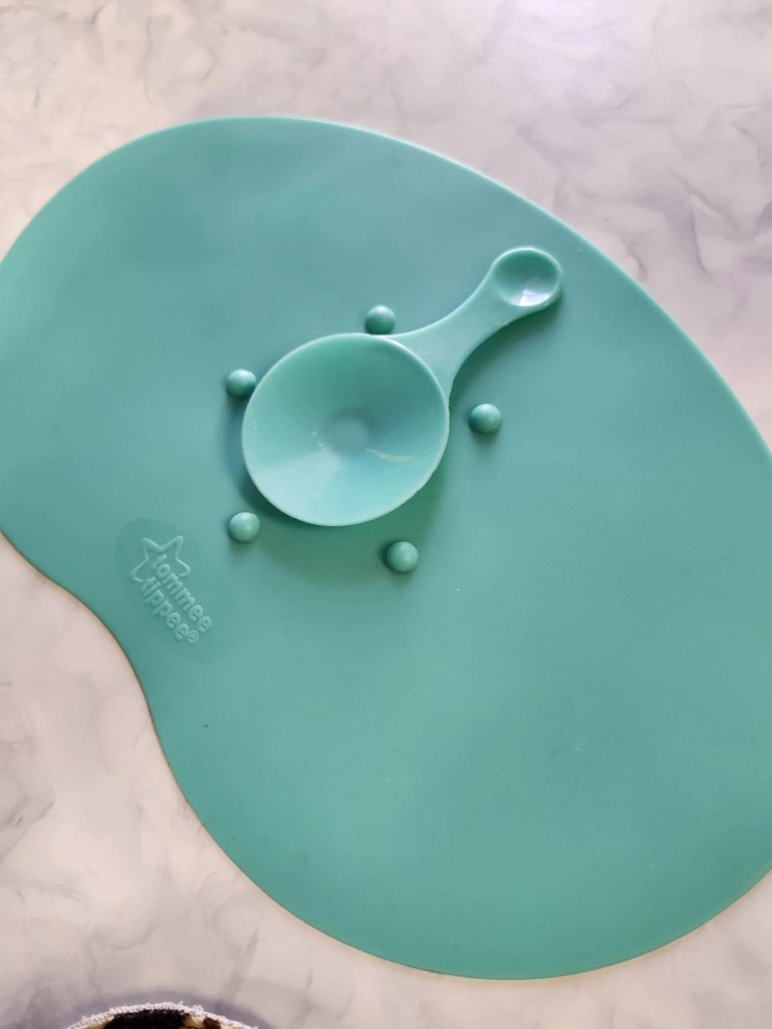 Tommee Tippee Silicone Suction Mat & 5 Bibs - photo 3