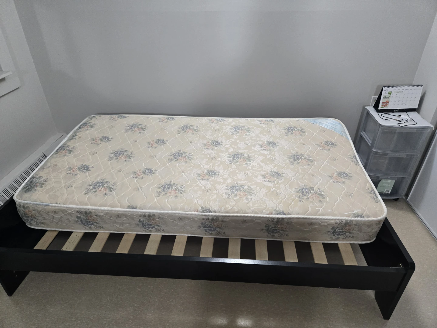 Single sized mattress. - photo 4