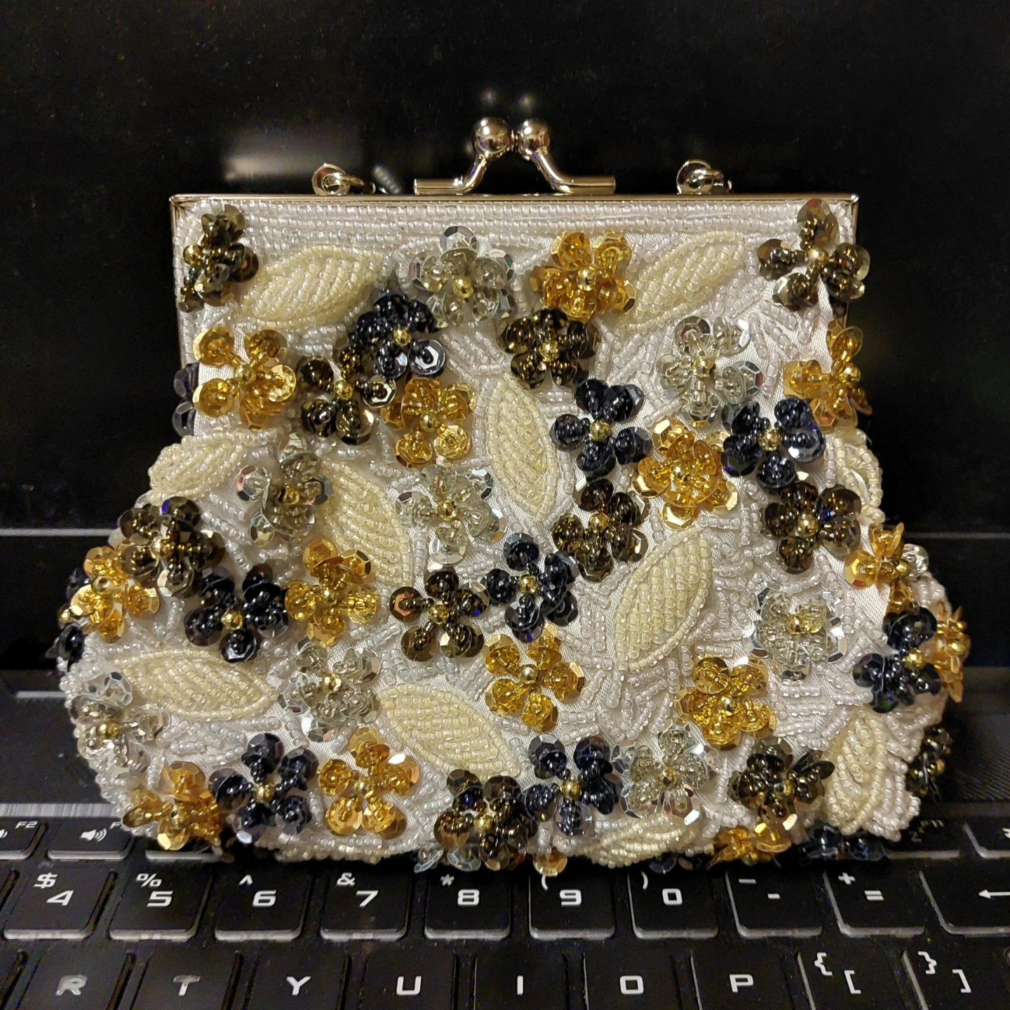 🌱 Intricate Beaded Clutch Purse - Flower