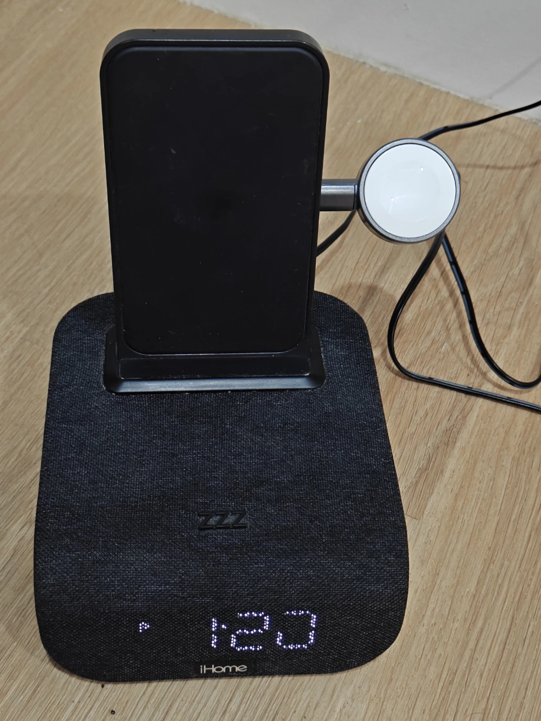 iHome Wireless Charging Alarm Clock - photo 4
