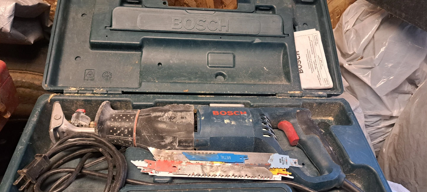 BOSCH Reciprocating Saw with Case and Blades