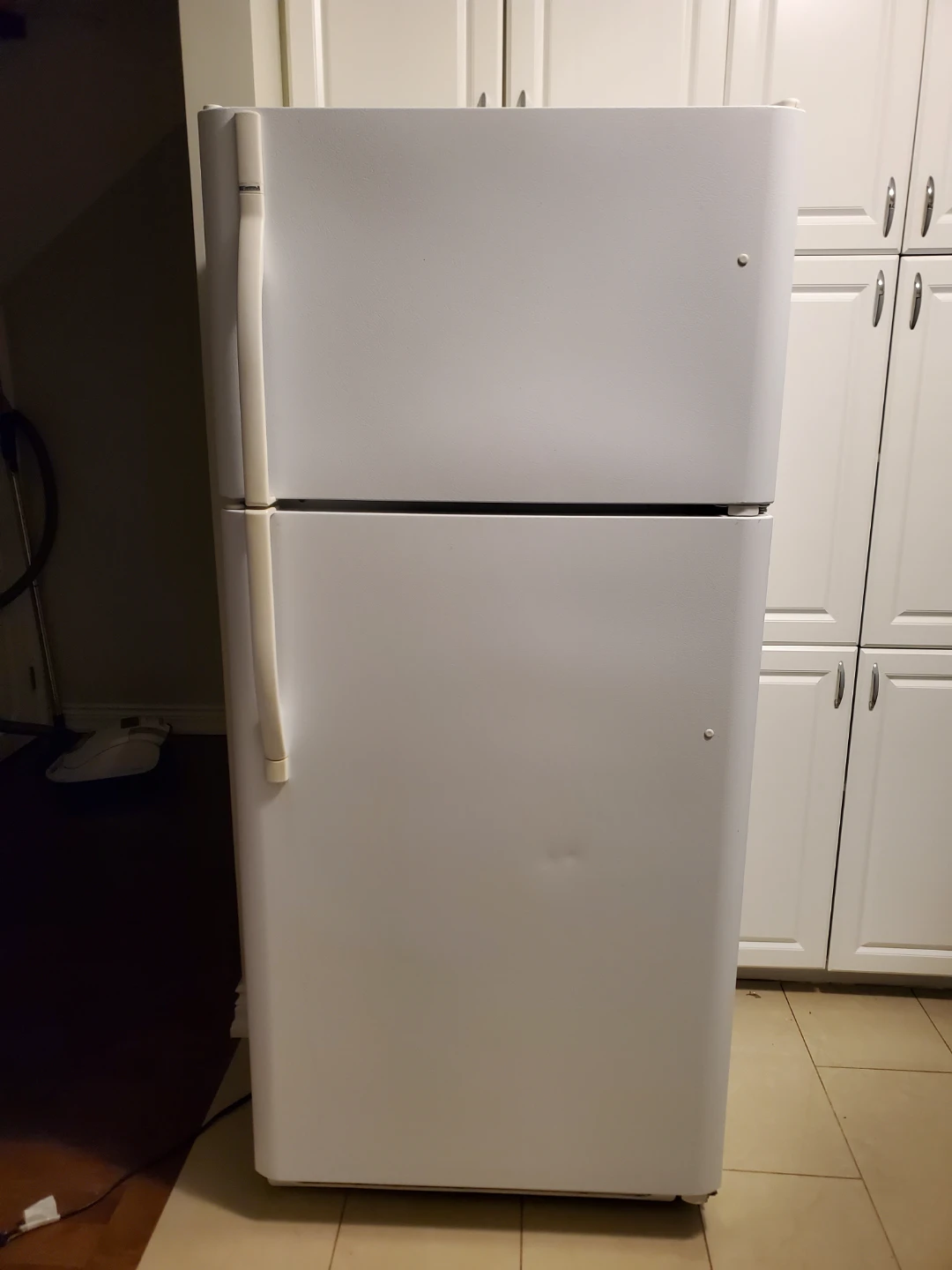 White Kenmore 30 inch wide Top Freezer fridge