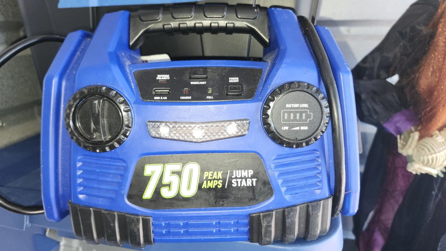 750 Peak Amps Jump Starter - photo 2