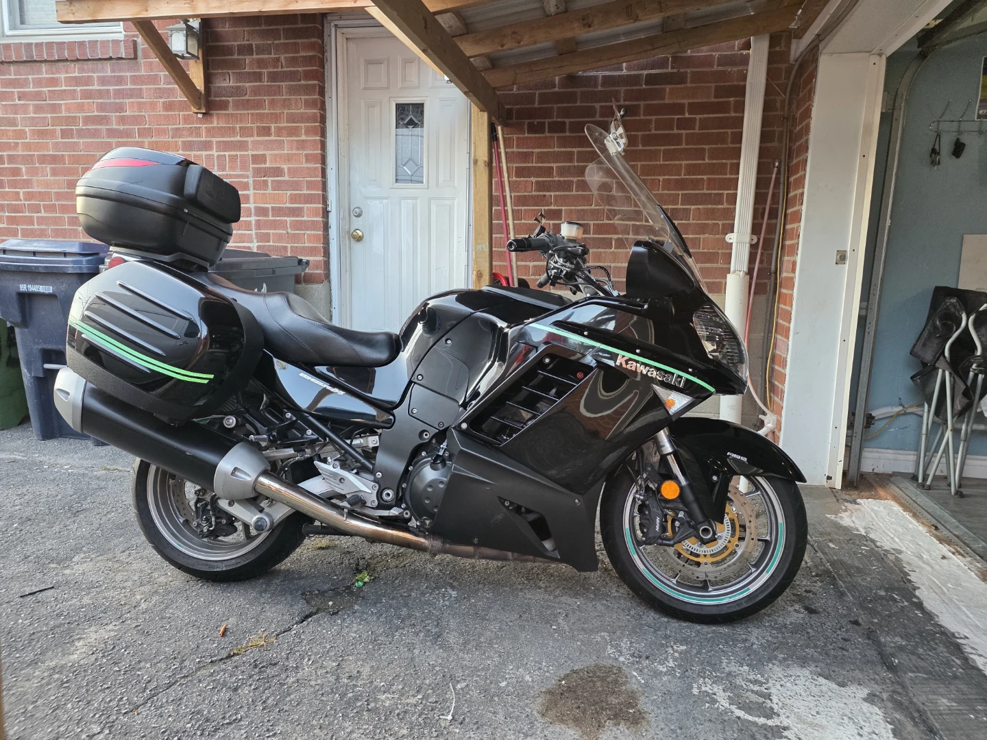 Kawasaki Motorcycle with Saddlebags and Top Case concours 1400cc
