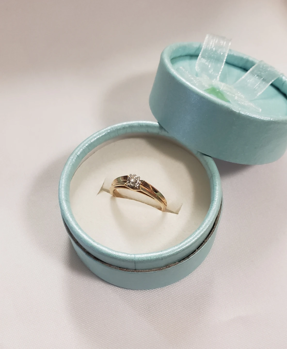 Like new 10K Womens  Real Gold Beautiful Engaged Ring