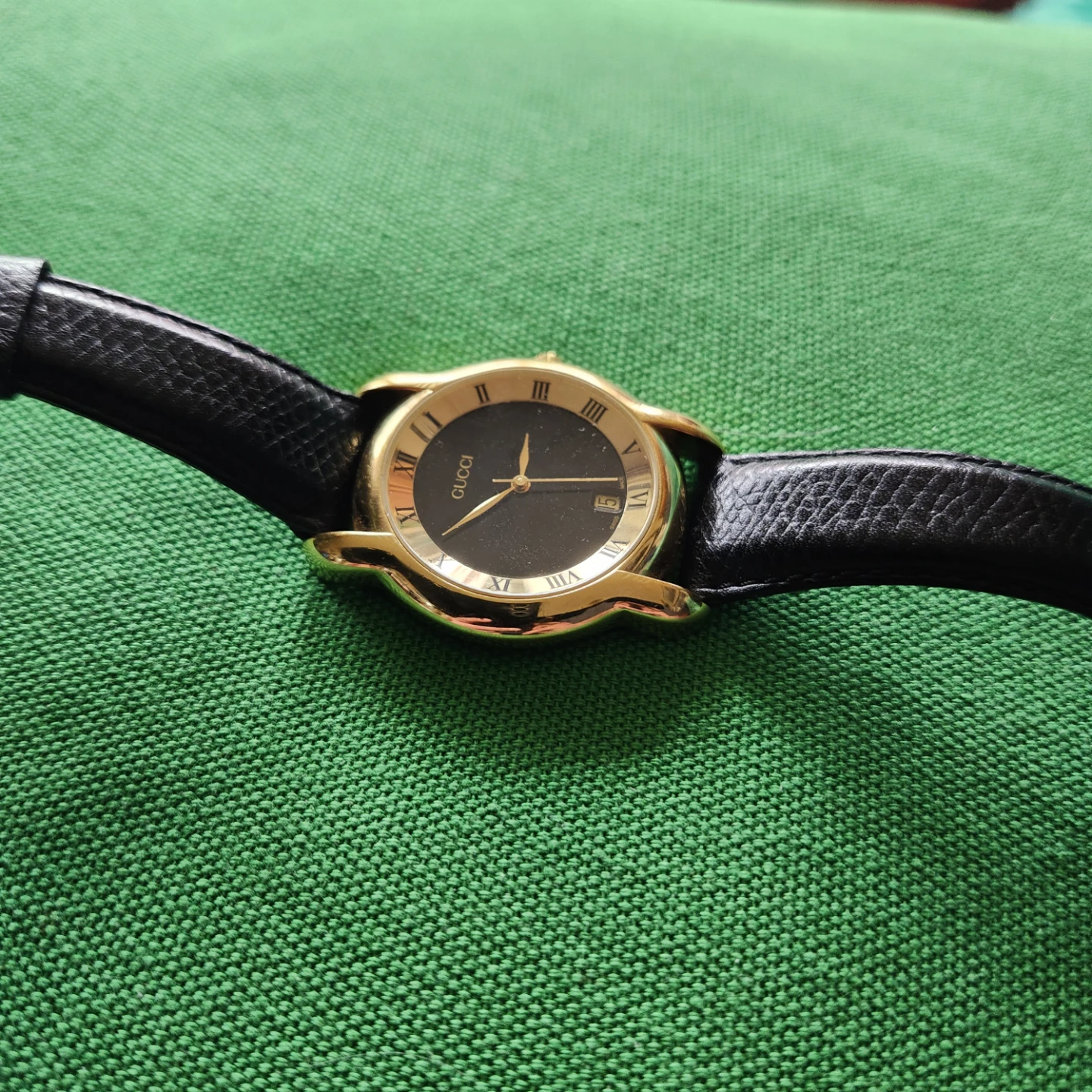 GUCCI Gold-Tone Watch with Black Leather Strap - photo 4