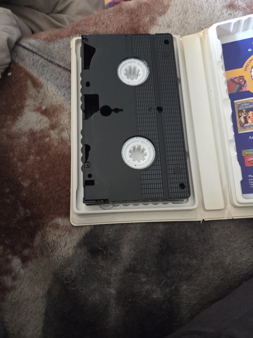 Disney's Lady and the Tramp VHS Tape - photo 3